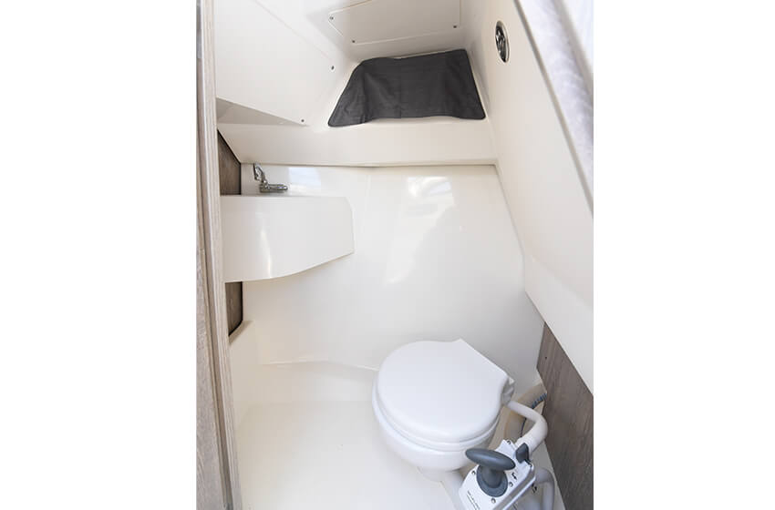 Seperater und beleuchteter Toilettenraum mit Waschbecken