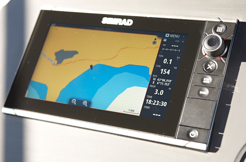 Simrad GPS/Chartplotter 9” NSS evo3s mit HDI Transducer