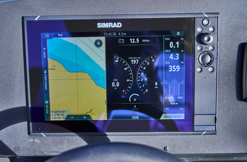 Simrad GPS/Chart Plotter 9" NSS Evo3s mit HDI Transducer