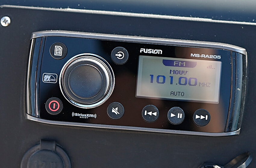Fusion MS-RA205 med Bluetooth/UBS. Inkl. 6 højttalere (2 i cockpittet, 2 i salonen, 2 ved sengen)