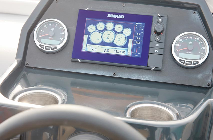GPS/Plotter/Sonda Simrad Cruise 7 con transductor HDI