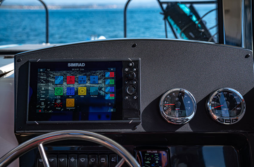 Simrad GPS/Kartplotter 7" NSS evo3s med HDI-giver– montert i Cockpit