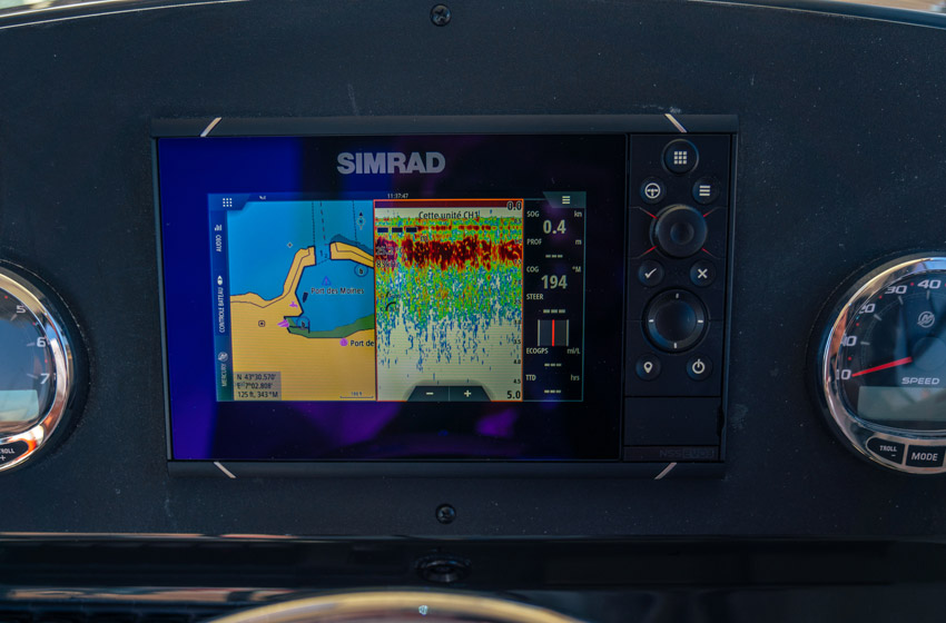 Simrad GPS/Kartplotter 7" NSS evo3s med HDI-giver– montert i Cockpit
