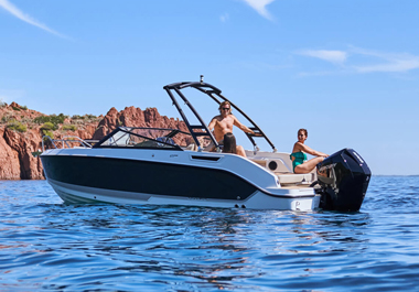 New Activ 675 Bowrider: in touch with the water