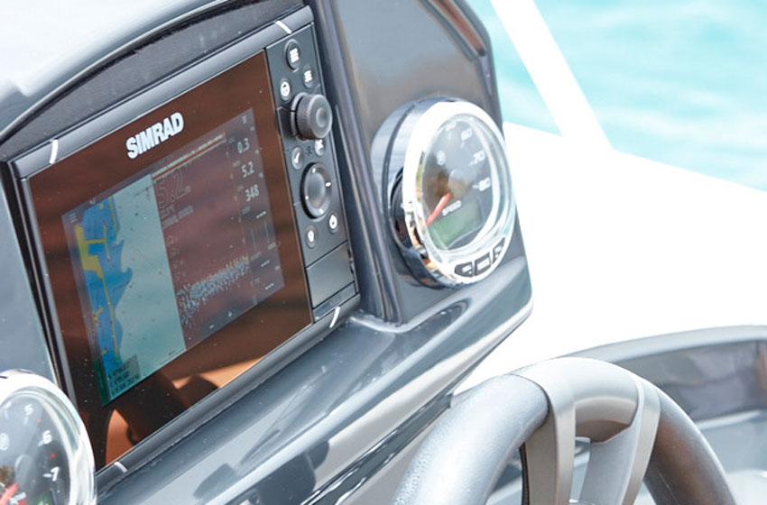 GPS/Plotter/Sonda Simrad Cruise 7 con transductor HDI